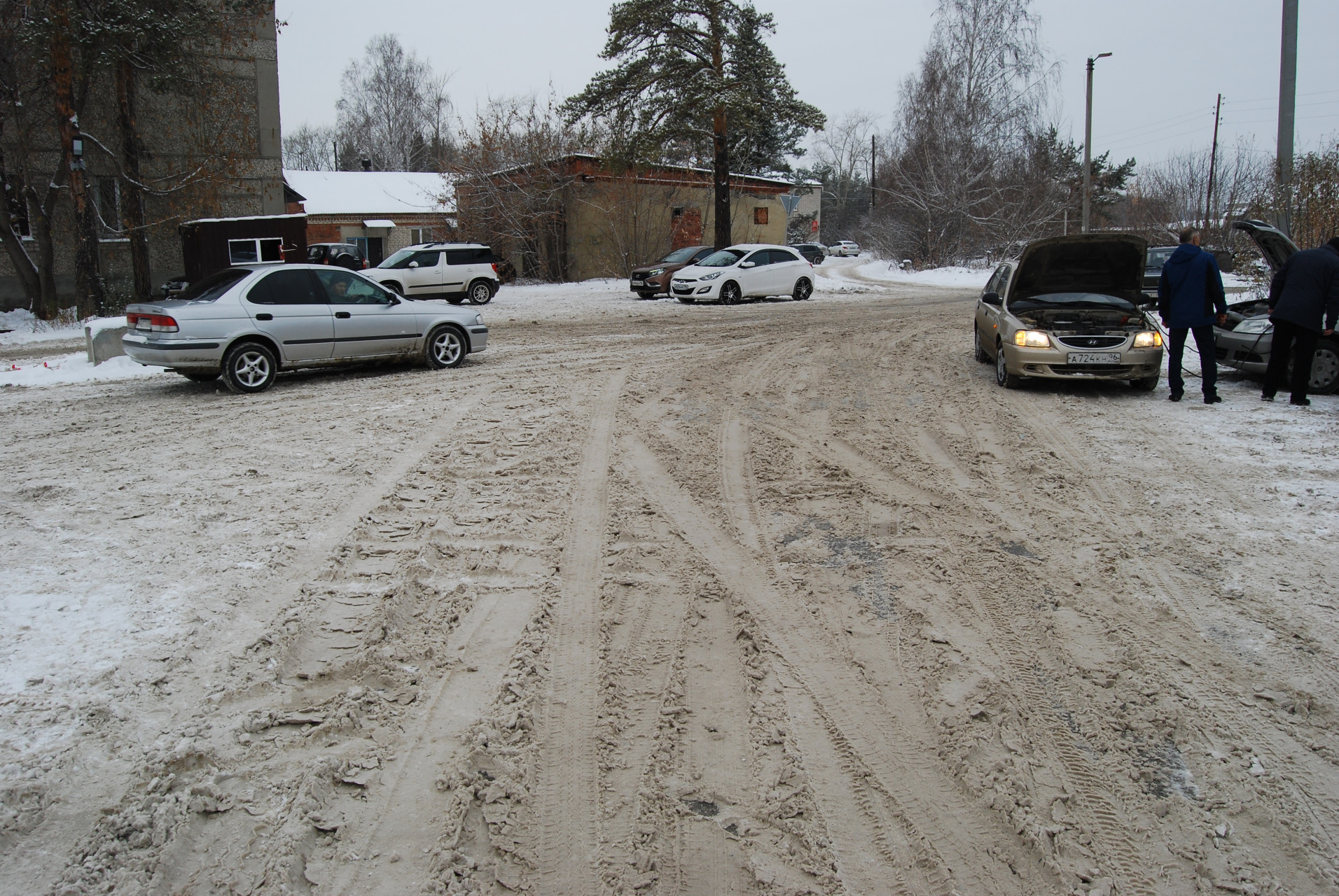 Проход от парковки у Артемовской ЦРБ до входа в поликлинику - тоже тот еще квест. Немощным пациентам тропа в снегу едва по силам.