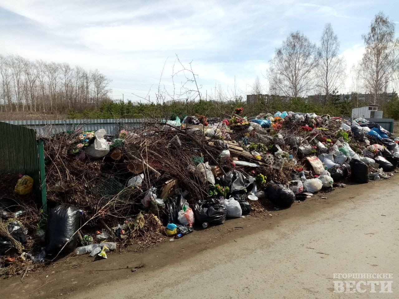 На фото контейнерная площадка у центрального входа Песьянского кладбища 6 мая. Фото: Владимир Яворский, “ЕВ”