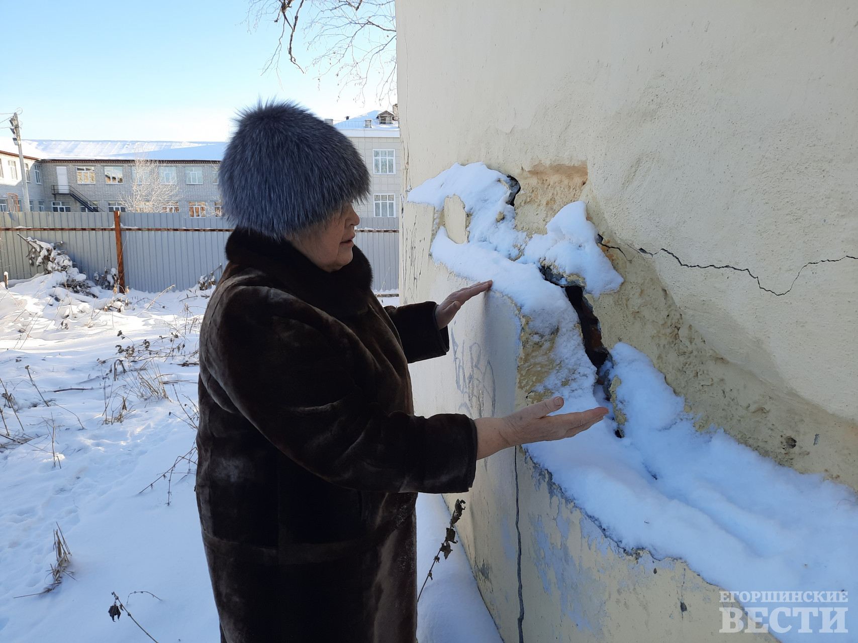 Жительница ул. Комсомольской, 4 Любовь Беспамятных показала как в квартире ее соседки Елены Кондрашиной пять лет назад выпала стена в квартире, да так, что улица очень хорошо просматривалась. За свой счет стену соседка восстановила, но сегодня она опять дала трещину. Фото: Михаил Дудин, 