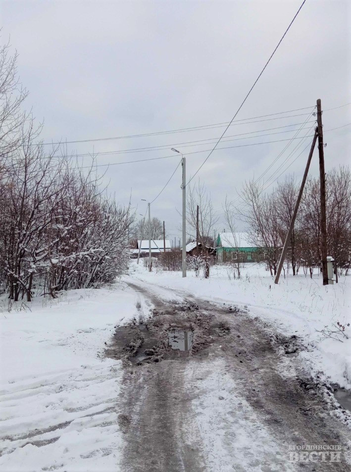 В Артемовском проблема была и на контейнерной площадке по Свободы, 132, но исчезла после отсыпки проезда щебнем. Фото: ЕМУП 