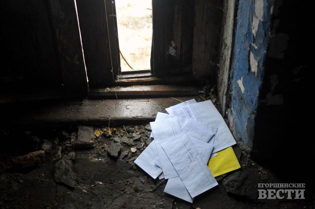 Именно так в вероломно проломленную дверь подъезда на Техническую, 1 приходят многотысячные счета за коммуналку.