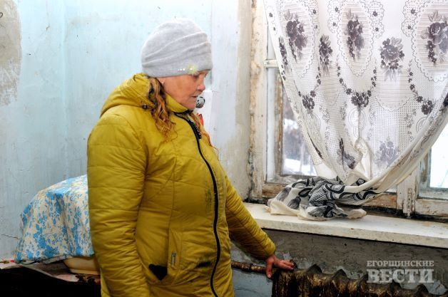 - В доме нас осталось двое собственников я и моя соседка Анечка со второго этажа - мать шестерых детей. В сентябре, пока еще было терпимо мы ждали начала отопительного сезона. Дом полупустой уже давно, но отопление нам подавали как положено. Аня все время была на больничном с детишками, они все у нее болели по очереди. Но сентябрь прошел, да и в октябре у нас так и не потеплело в квартирах. Соседка собрала детишек и уехала ютиться в село к родителям в дом. А я пошла скитаться по знакомым и подругам. То у одной переночую, то у другой, а днем прихожу к себе в развалины. Не могу же я целыми днями стеснять чужих людей, - с отчаянием рассказывала жительница дома ул. Техническая, 1 Любовь Юрьевна Фадеева.