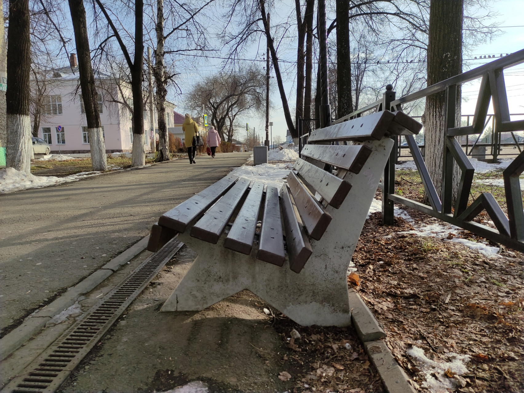 Осторожно: скамейка - ловушка по ул. Ленина, 18. Фото: Михаил Дудин, 