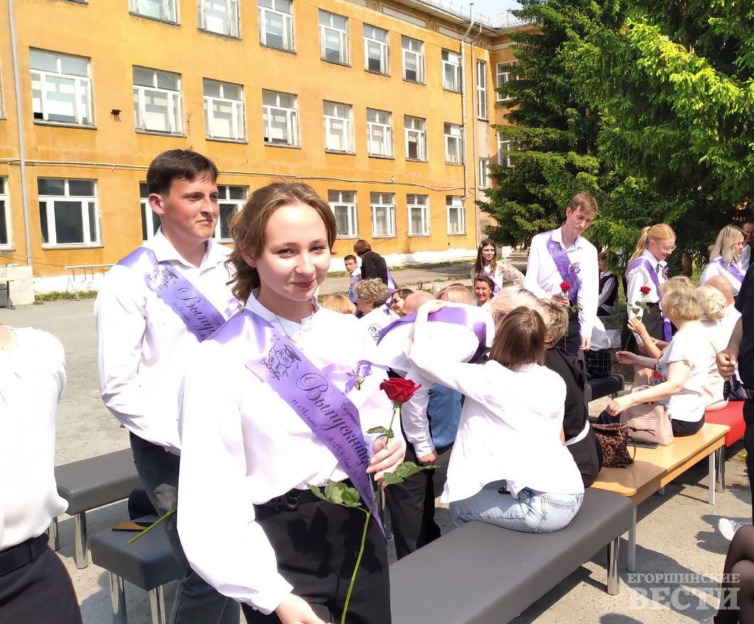 После слов признаний выпускники подарили родителям розы. Фото: Юлия Скутина