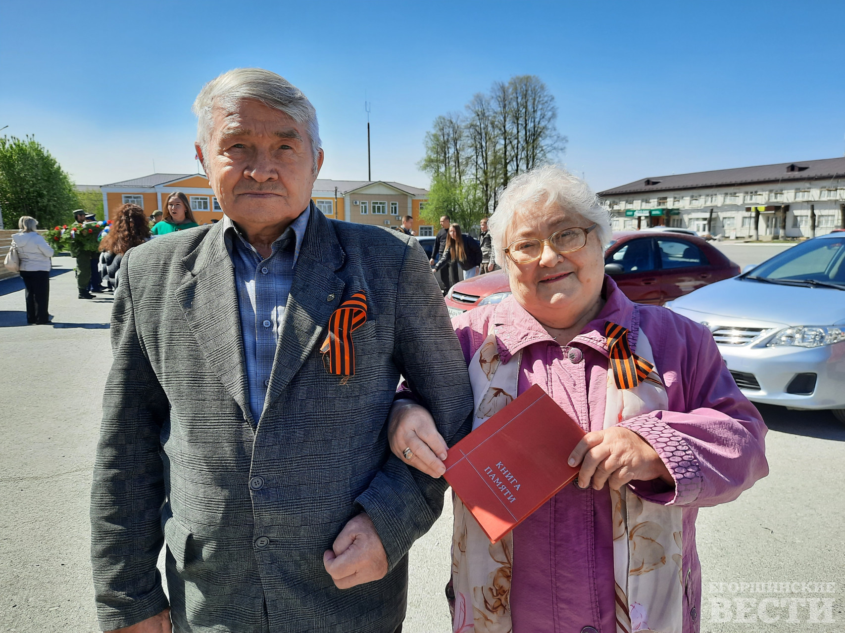 Супруги Доможировы Валентина Степановна и Борис Петрович:  - Этот праздник очень многое значит для нас. У нас родители фронтовики, домой вернулись живыми, но с множественными ранениями. Мой папа, Степан Петрович Воробьев, всю войну прошел командиром “Катюши”, - говорит Валентина Степановна.  - А мой отец, Петр Корнилович Доможиров, был командиром гаубичной батареи. После второго ранения его перевели в войска НКВД и войну он закончил в городе Кирсанов в качестве начальника лагеря военнопленных, где содержались немцы, мадьяры и японцы. Пленные строили газопровод Саратов-Москва. У отца было несколько грамот за то, что это строительство они завершили раньше времени. Для нас это праздник действительно со слезами на глазах, а не просто на словах, - поделился своими чувствами Борис Петрович. Фото: Михаил Дудин, 