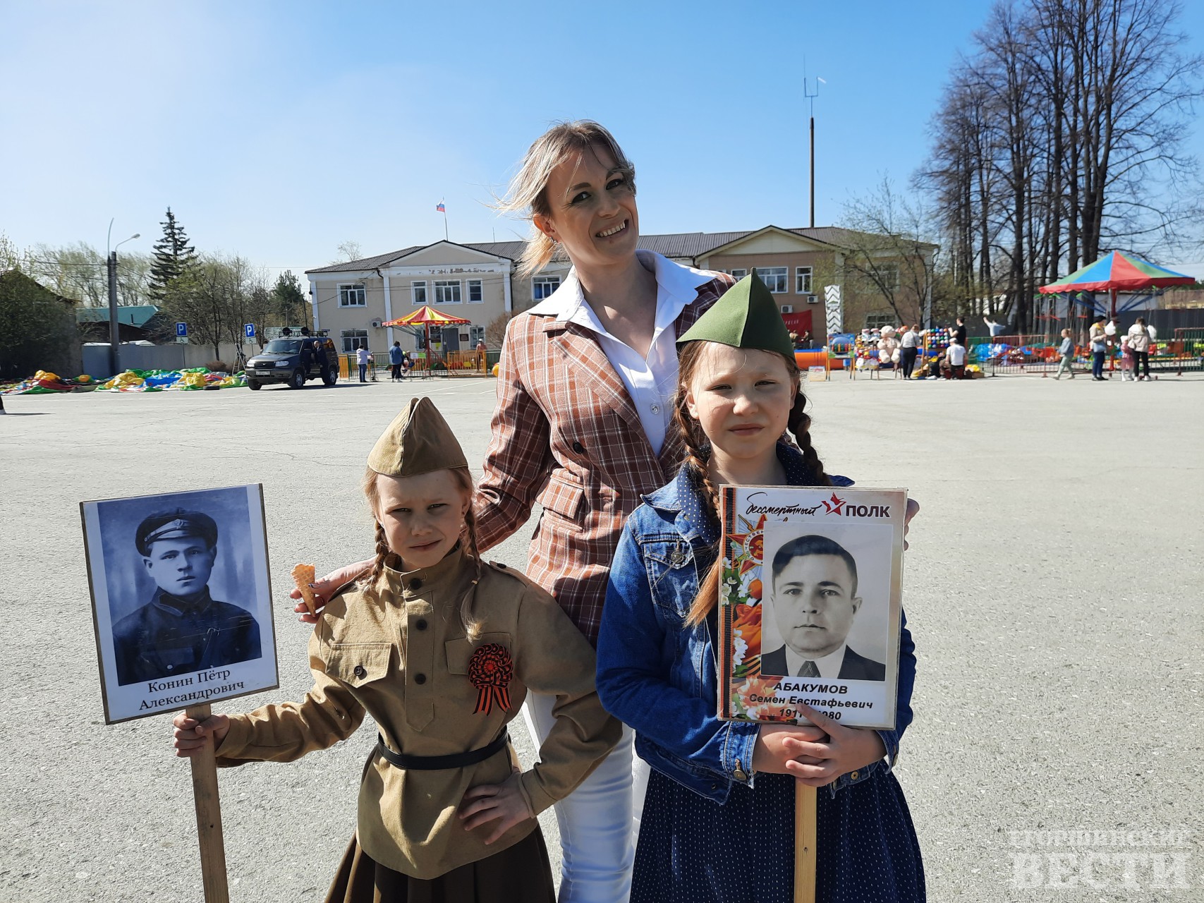 Мария Пошовкина с дочками Полиной и Варей: “Мы пришли всей семьей. Участвуем в шествии “Бессмертный полк” четвертый год. На портретах, которые держат девочки два моих прадеда с маминой и папиной стороны, дочкам они уже прапрадеды. Один прадед участник финской войны, получил там ранение и был демобилизован. В Великую Отечественную был волонтером. Второй прадед два года шел дорогами войны, был ранен и пропал, числится как без вести пропавший. Сегодня мы пришли почтить память о своих героях. Для нас пройти с портретами прадедов и прапрадедов - это большая честь”, - с радостью рассказала молодая мамочка прекрасных дочек. Фото: Михаил Дудин, 