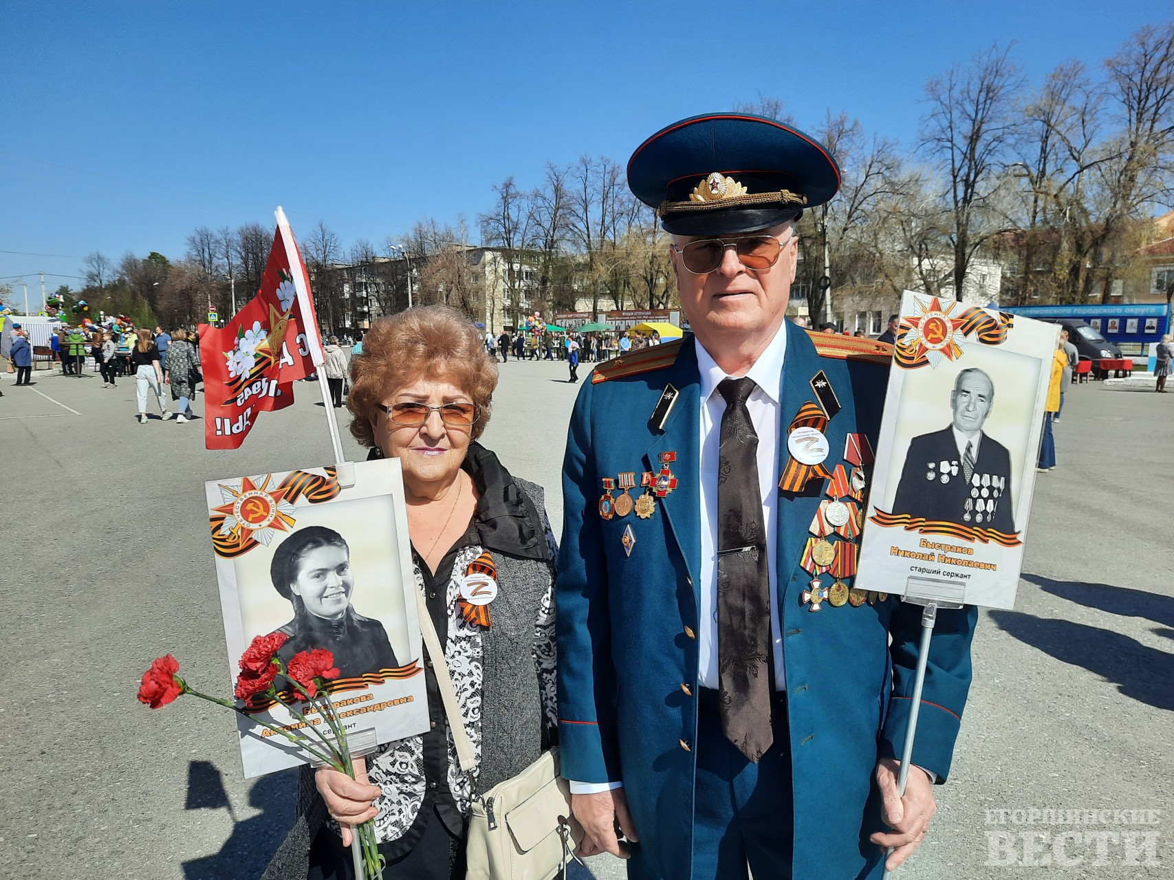 Геннадий и Лариса Быстраковы: “Для меня это великий праздник, это радость Победы, боль воспоминаний о родителях, которые прошли войну. Отец брал Кенигсберг, служил на “Катюше”, закончил службу на Эльбе. Мама служила в батальоне связи в Прибалтике. Там и познакомилась с отцом. Тоже прошла до Берлина. Для нас с женой пронести портреты наших героев, это многое значит. Как будь то они тоже с нами встречают этот День Победы”, - поделился Геннадий Быстраков. Фото: Михаил Дудин, 