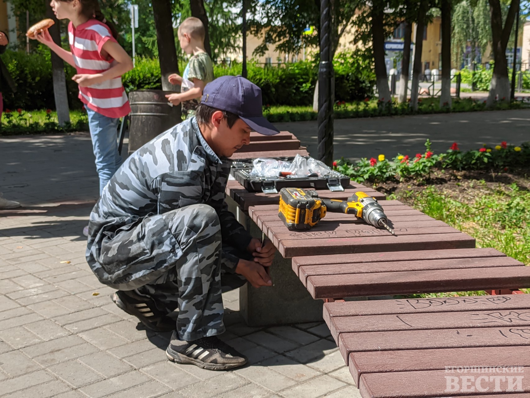 Сломанные дощечки на этот раз крепили не на саморезы, а так называемые “антивандальные болты”, которые должны выдержать любую “силушку богатырскую”. Фото: Михаил Дудин, 