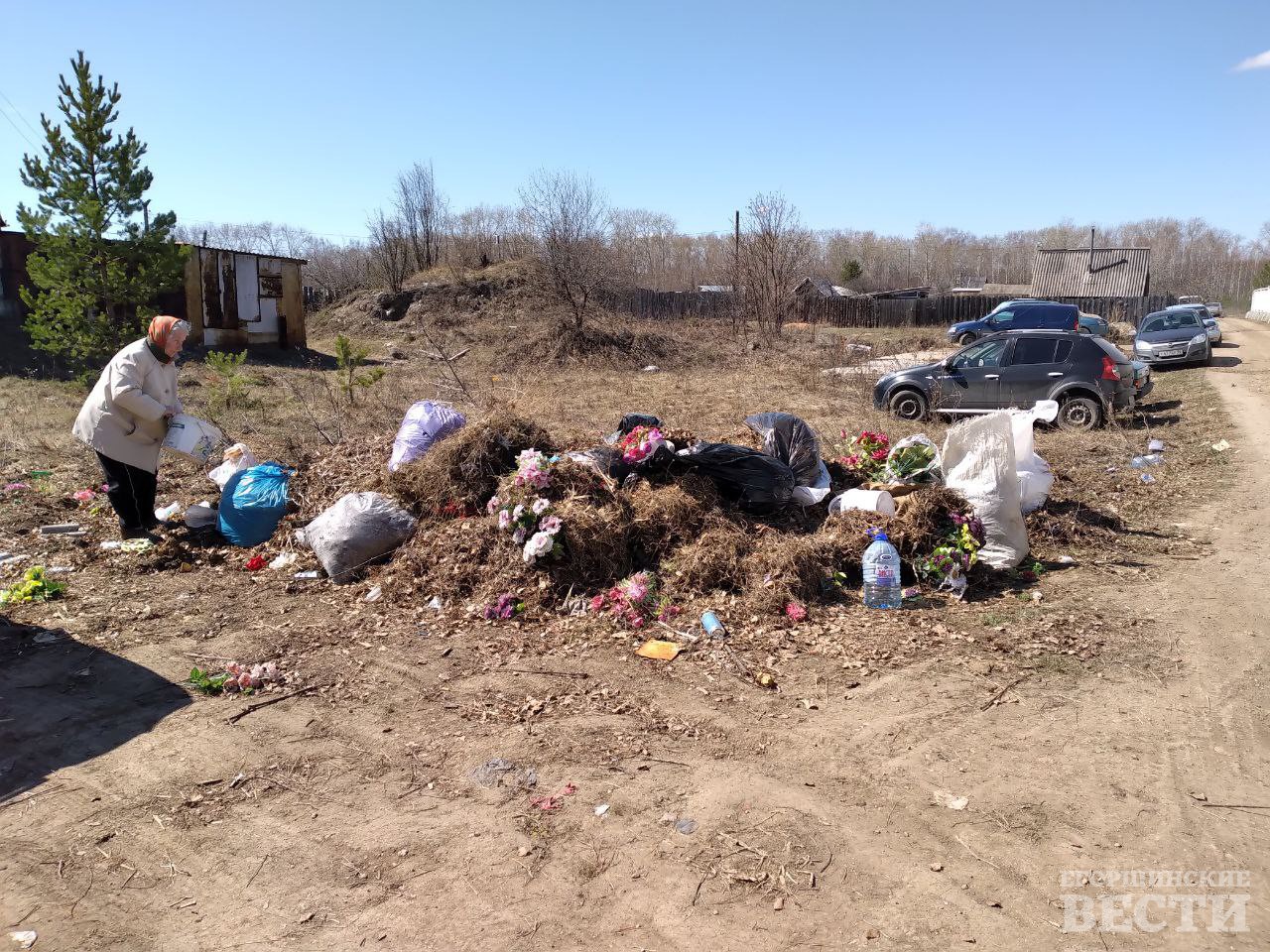 Вторая мусорная площадка на городском кладбище 30 апреля. Фото: Юлия Скутина, 