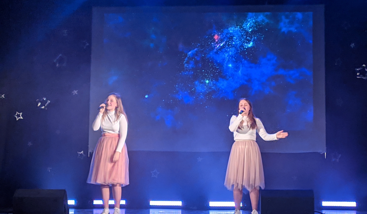 Настя Горбунова (слева) в дуэте с Кристиной Удовиченко -"зефирки" исполняют песню "Небо под тобой"