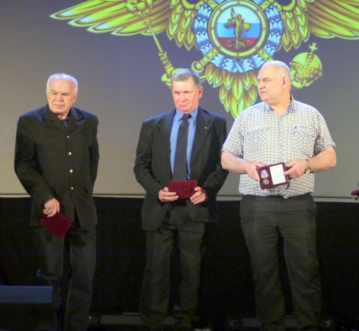 Ветеранам МВД вручили памятные юбилейные медали.