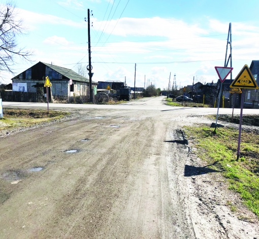 Перекресток, на котором пятый год жители пытаются добиться установки знака “Пешеходный переход”.