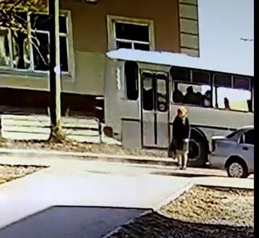Женщина на переходе оказалась между автобусом и легковушкой.