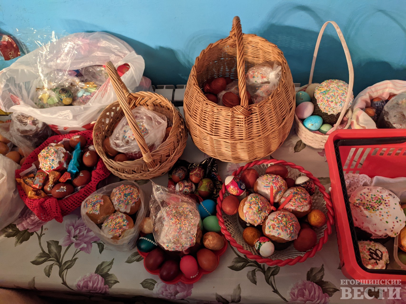 Куличи и яйца принесенные прихожанами в храм для освящения