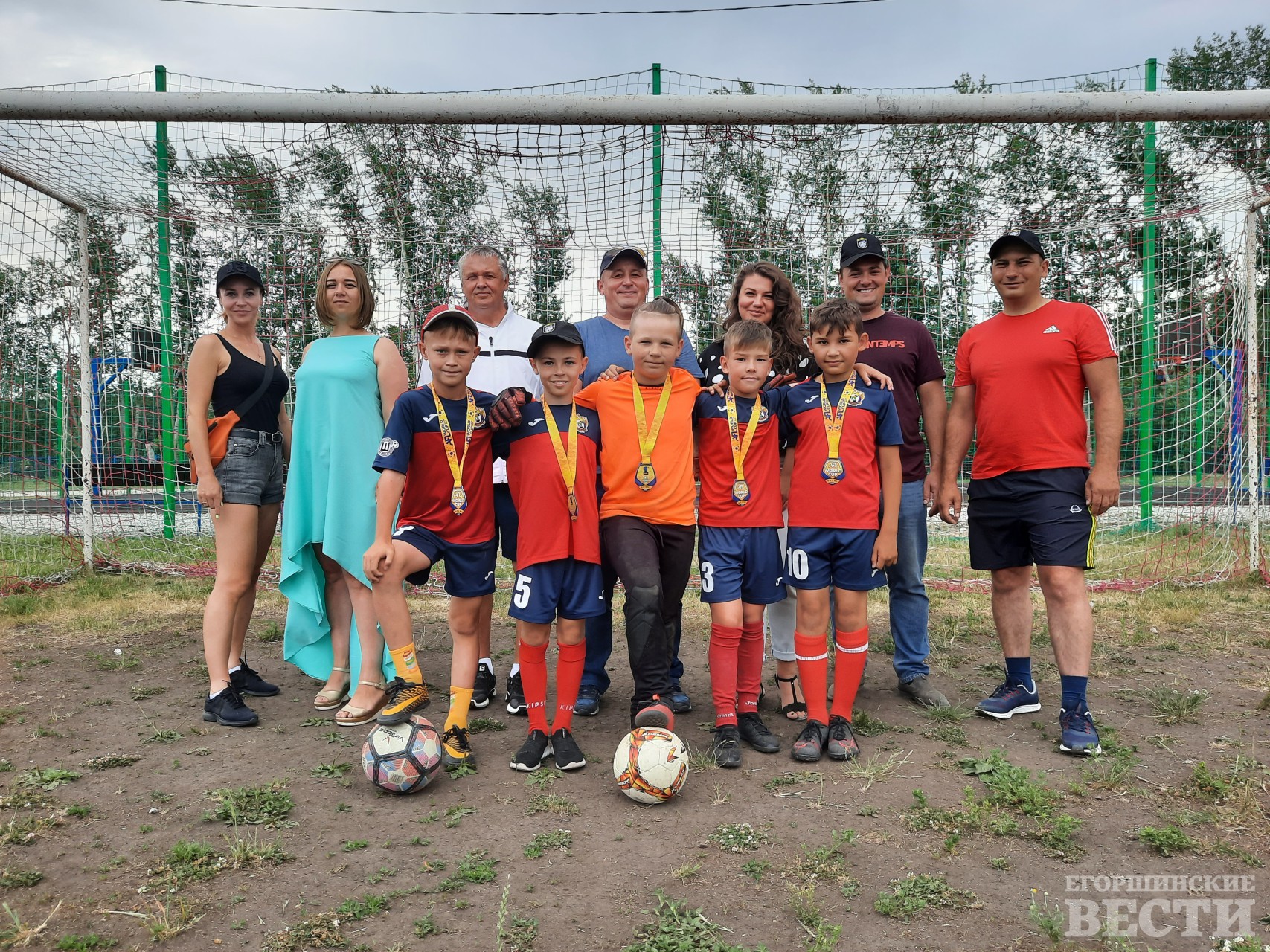 Общее фото пяти футболистов, их родителей, тренера А.Свалова и корреспондента 
