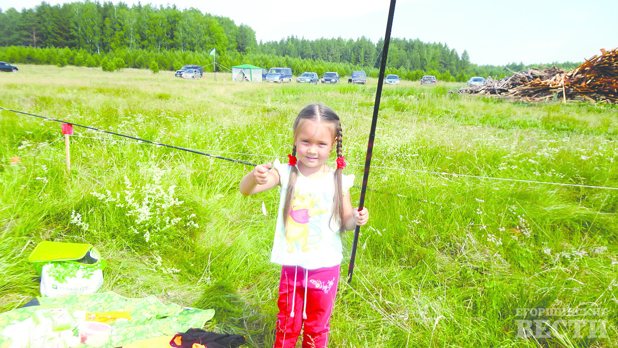 Пятилетняя Тася тоже сумела поймать маленькую, как и сама рыбку. У нее еще все победы впереди. Фото: Андрей Москвитин, 