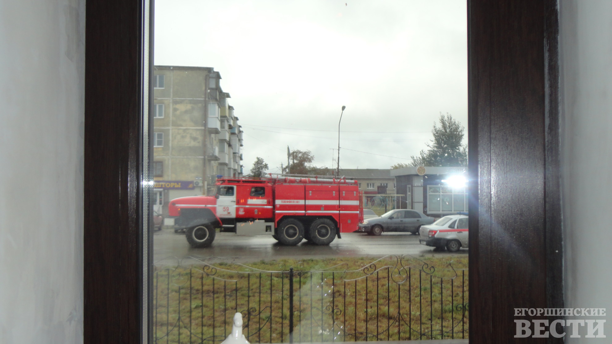 Вид из окна Храма. Во время молебна пожарные сорвались на вызов. Фото: Андрей Москвитин,