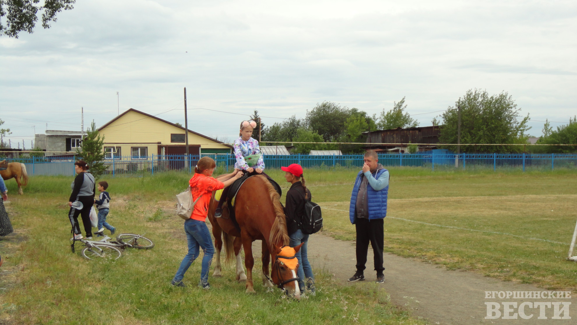 Начальник 54 ПСО Игорь Петухов с дочкой катаются на лошадке. Фото: Андрей Москвитин, 