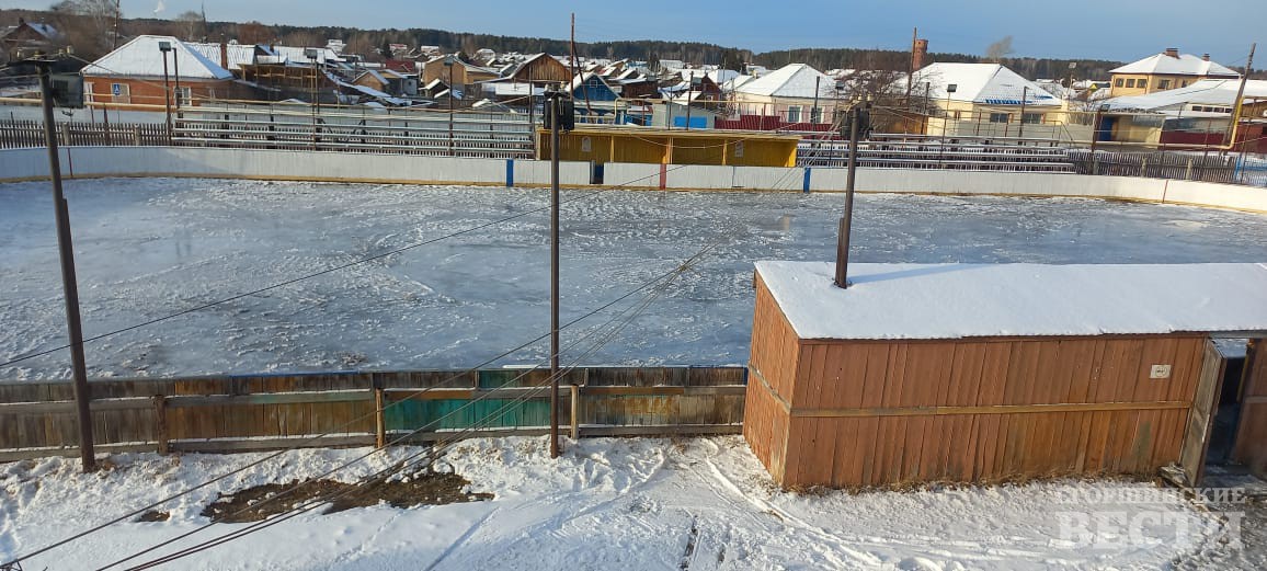 Вид хоккейного корта из окна второго этажа ДЮСШ №25. Фото: Олег Хлюпин.
