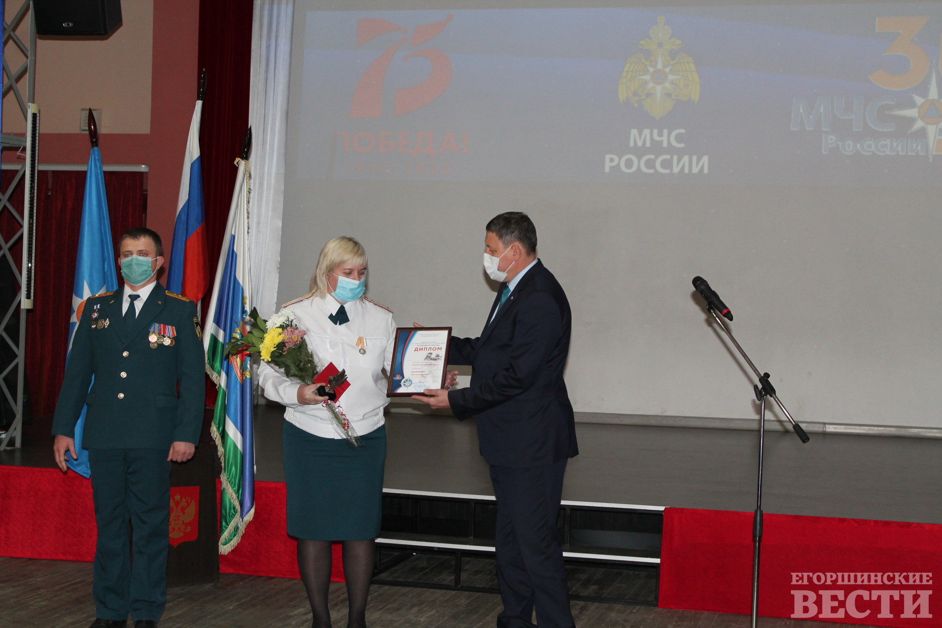 Глава АГО Константин Трофимов награждает дипломом Ольгу Хаснулину, ставшую победителем в номинации лучший психолог УрФО 