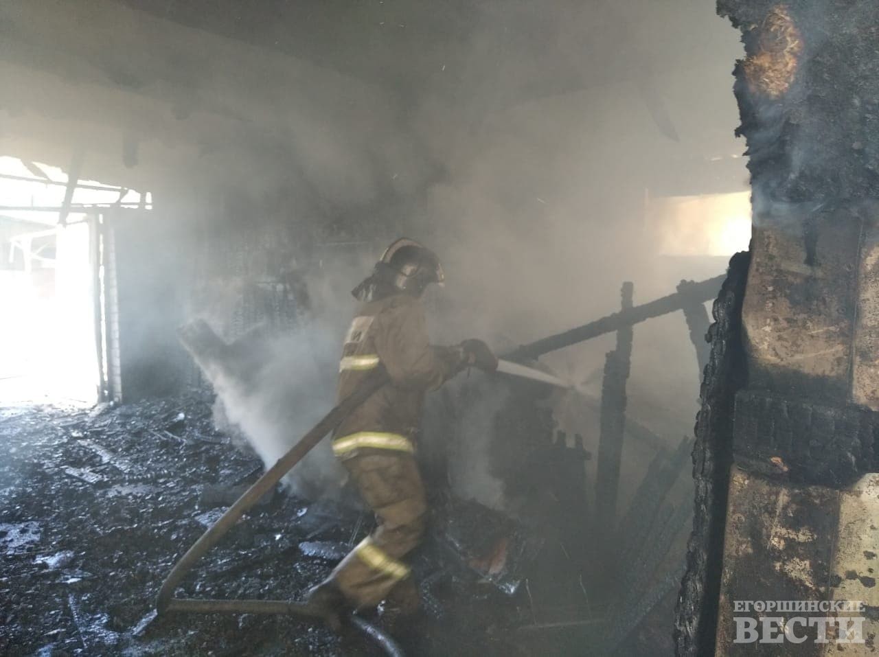 Внутри все выгорело, деревянные дома горят быстро как спички. Фото: Денис Крякунов СПТ 54 ПСО