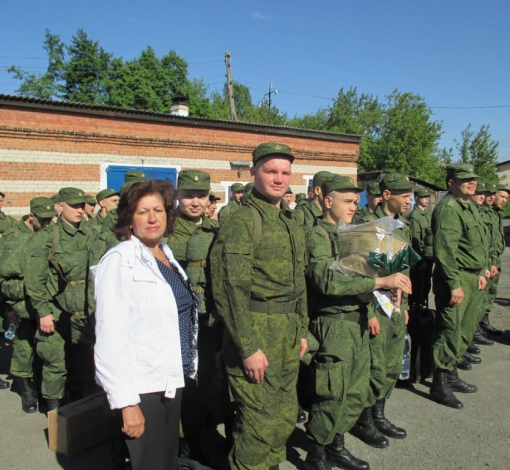 Комитет солдатских матерей провожает всех новобранцев на службу в армию.