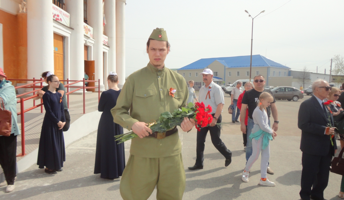 Ребята в солдатской форме украсили праздник День Победы.