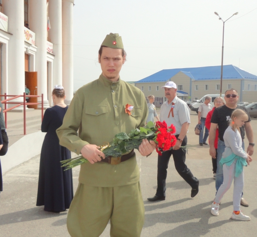 Ребята в солдатской форме украсили праздник День Победы.