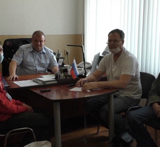Корреспондент "Егоршинских вестей" Сергей Костромин (слева) на брифинге в ОМВД задал вопросы о киберпреступности.