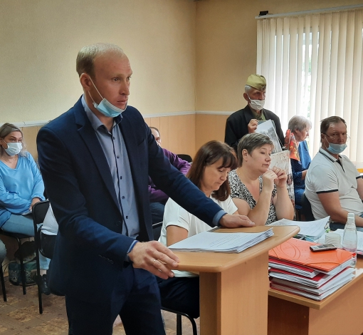 Михаил Вялков, директор МУП "Мостовское ЖКХ" держит слово перед думцами.
