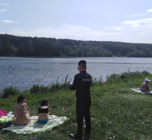 Сотрудник полиции ведет разъяснительные работы с жителями на берегу р. Бобровка