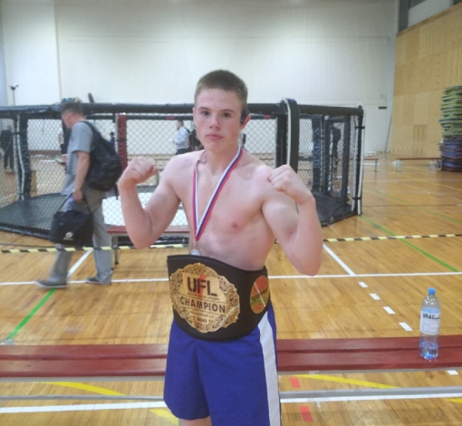 Учащийся АКТП Даниил Евдокимов доказал чемпиону, что недооценивать соперника не стоит. 