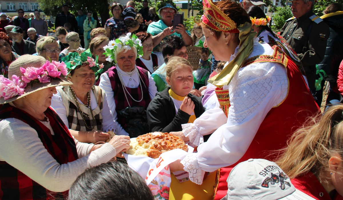 Гостей на празнике принимали по традиции, с хлебом и солью.