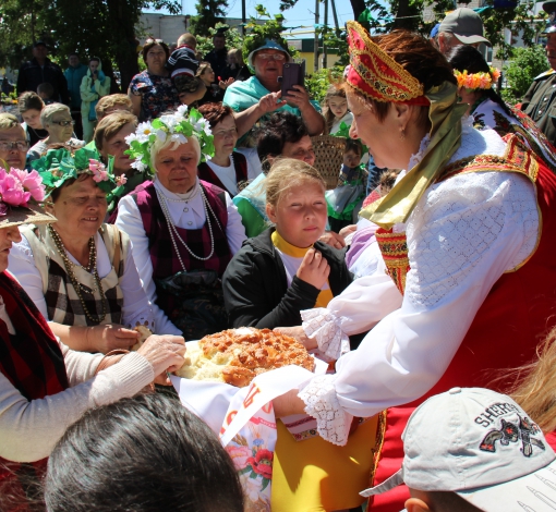 Гостей на празнике принимали по традиции, с хлебом и солью.