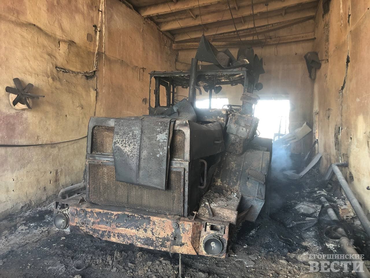 Сгоревший в боксе трактор, восстановлению не подлежит. Фото: Сергей Костромин, 