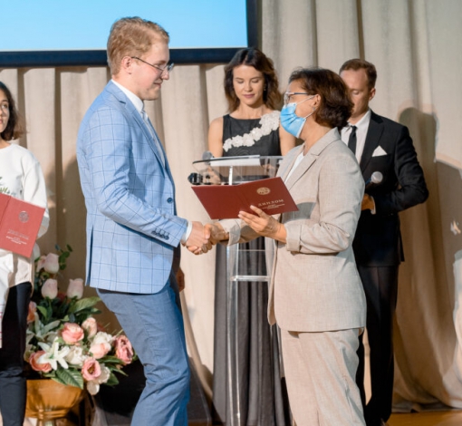 Александр Клепинин получил награду за призовое месте в интеллектуальной Всероссийской олимпиаде.