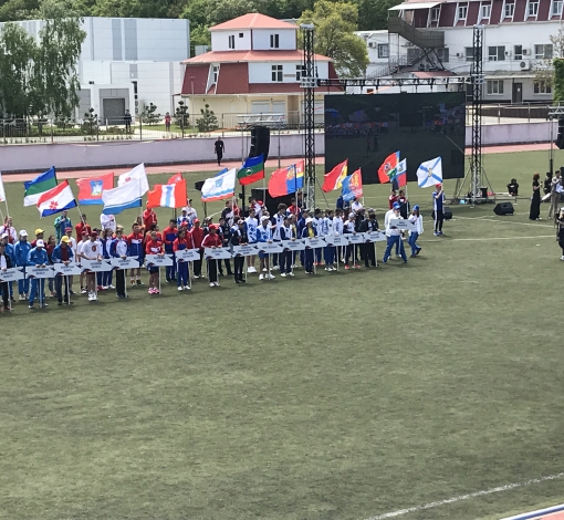 Огромное количество участников с флагами регионов разных уголков страны приехали в Анапу побороться на Всероссийском этапе спортивных игр среди школьных команд
