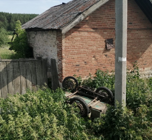 Мотоциклист, возможно, врезался в столб.