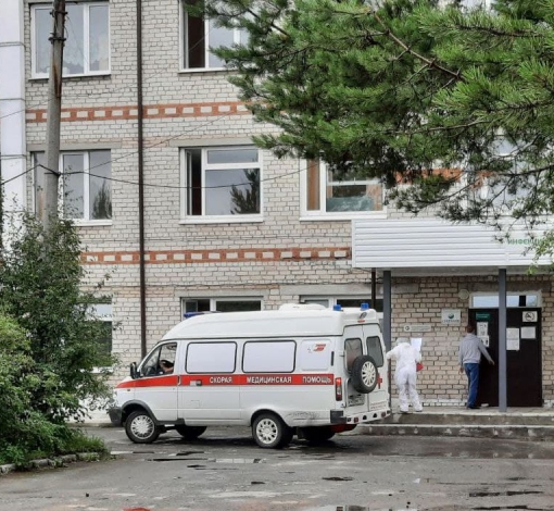 Скорые подъезжают к приемнику овидного госпиталя одна за другой.