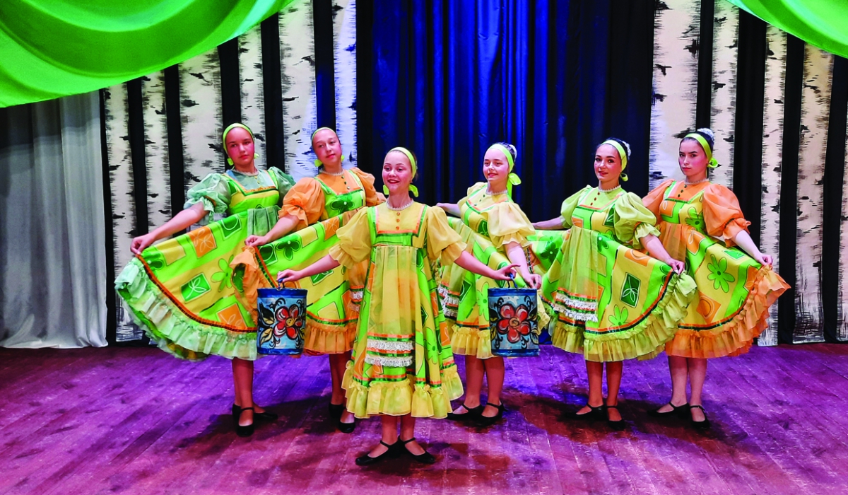 Коллектив народного танца «Сосновоборочка» на видеозаписи своего отчетного концерта.