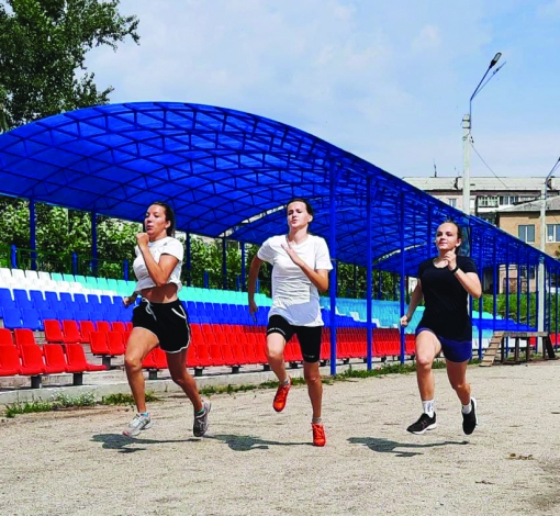 Рывок со старта Анастасии Чередниченко (в центре) и ровный бег на всей дистанции принесли ей уверенную победу и Кубок Люции Беляевой. 
