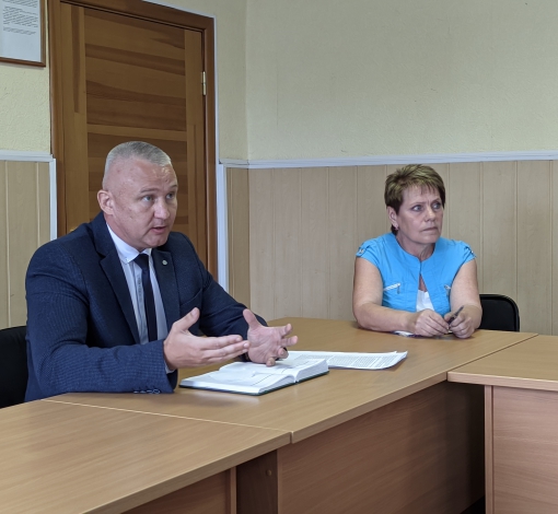 Заместитель директора департамента ветеринарии Свердловской области Игорь Стрельцов ответил на вопросы СМИ и единственного записавшегося на прием волонтера.