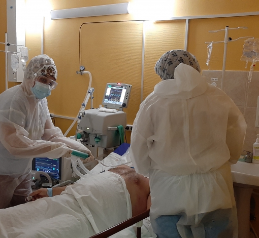 Реанимация ковидного госпиталя заполнена пациентами в тяжелом состоянии.