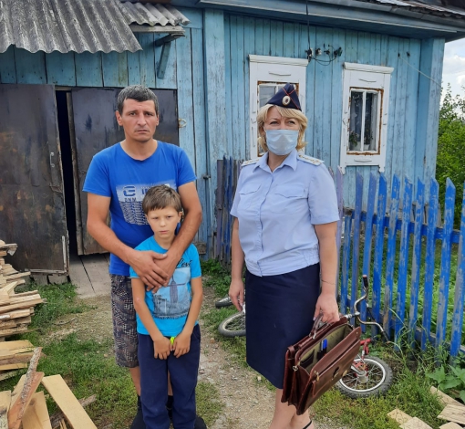 Полицейские побывали в семьях с подарками, но и с проверкой.