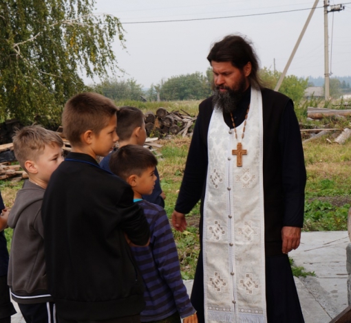 На Литургию, совпавшую с началом учебного года, пришло много детей.