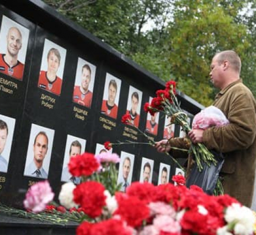К стене памяти хоккеистам, погибшим в авиакатастрофе, все время приносят живые цветы.