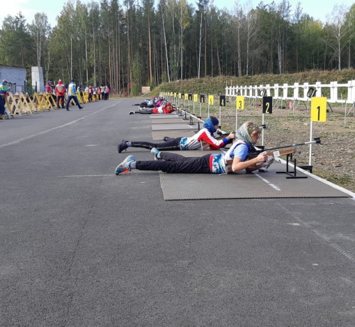 Бронзовый призер летнего биатлона Надежда Никонова на позиции №1 готовится к стрельбе.