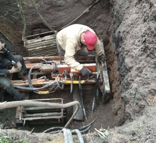 Работы по прокладке водопровода по  ул. Арболитовой ведутся методом направленного подземного прокола. 