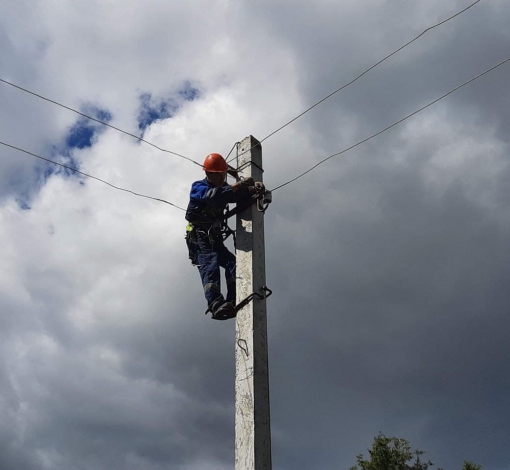 АО "Облкоммунэнерго" продолжает реконструкцию линии электропередач.