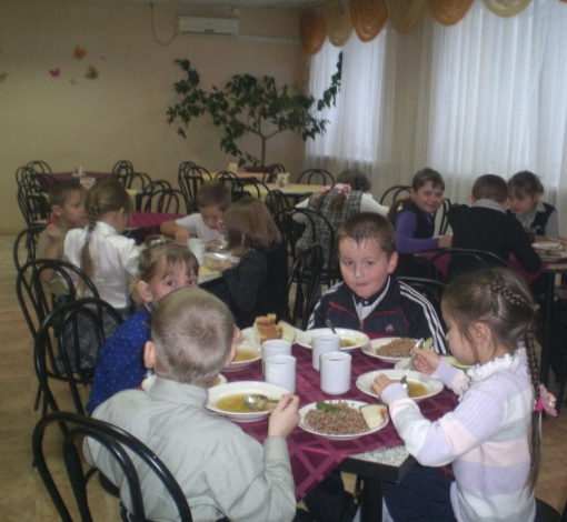 Когда - то  писанские школьники так кушали в столовой при своей школе. Сейчас им приходиться ездить учиться и обедать за 10 километров от родного села - в Сосновый Бор